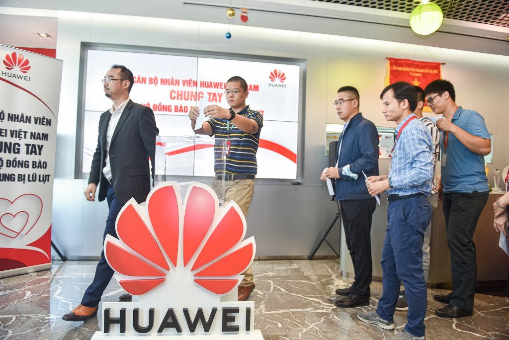 Toàn bộ nhân viên Huawei tham gia quyên góp ủng hộ đồng bào miền Trung vượt qua bão lũ Huawei Việt Nam chung tay ủng hộ đồng bào miền Trung 1 tỷ đồng