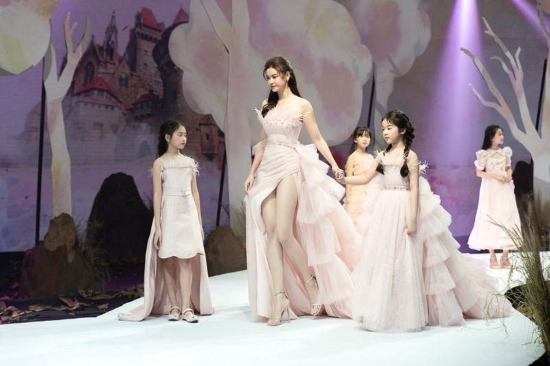 Truong Quynh Anh11 Trương Quỳnh Anh cùng bé Thỏ làm vedette sải bước trên sàn diễn Vietnam Junior Fashion Week 2020