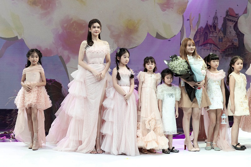 Truong Quynh Anh13 Trương Quỳnh Anh cùng bé Thỏ làm vedette sải bước trên sàn diễn Vietnam Junior Fashion Week 2020