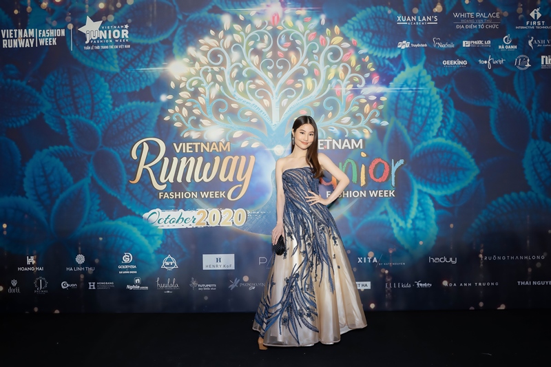 dvinh hung 2 Lan Khuê, Khánh Vân mở màn ấn tượng tại Vietnam Runway Fashion Week 2020