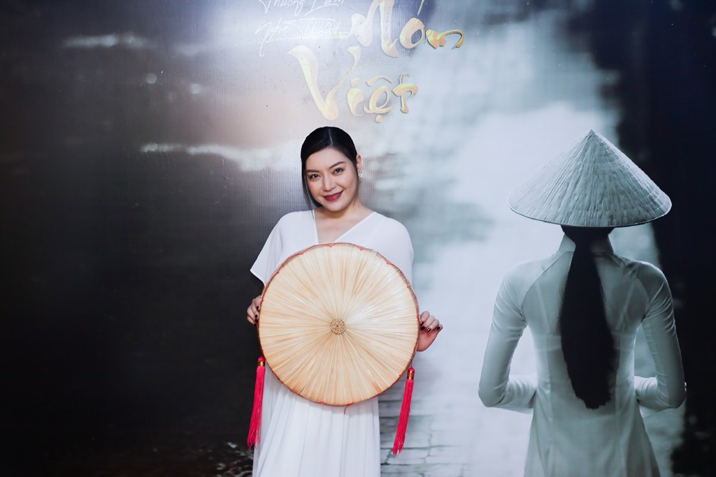 le viet non lá 11 Hàng trăm nghệ sỹ mãn nhãn với thưởng lãm nón Việt của Đạo diễn Lê Việt