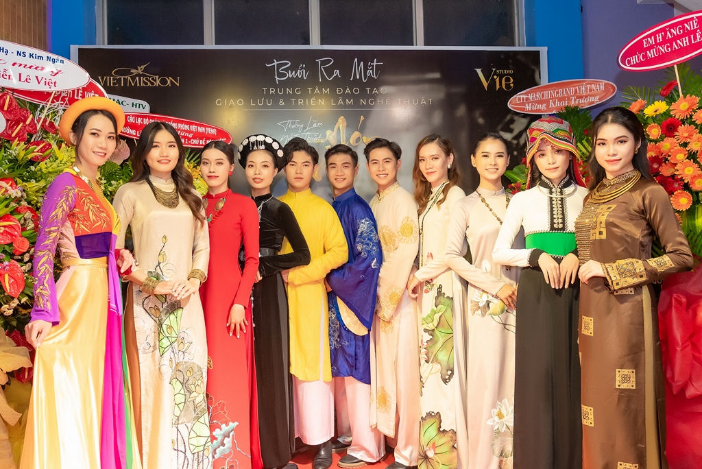 le viet non lá 6 Hàng trăm nghệ sỹ mãn nhãn với thưởng lãm nón Việt của Đạo diễn Lê Việt