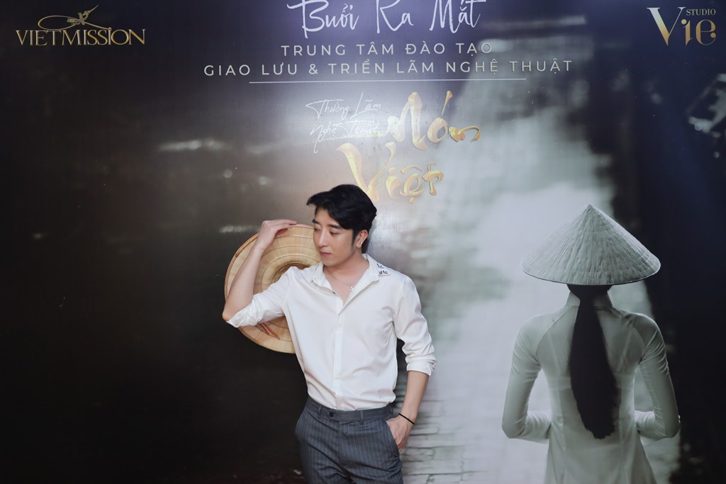 le viet non lá 9 Hàng trăm nghệ sỹ mãn nhãn với thưởng lãm nón Việt của Đạo diễn Lê Việt