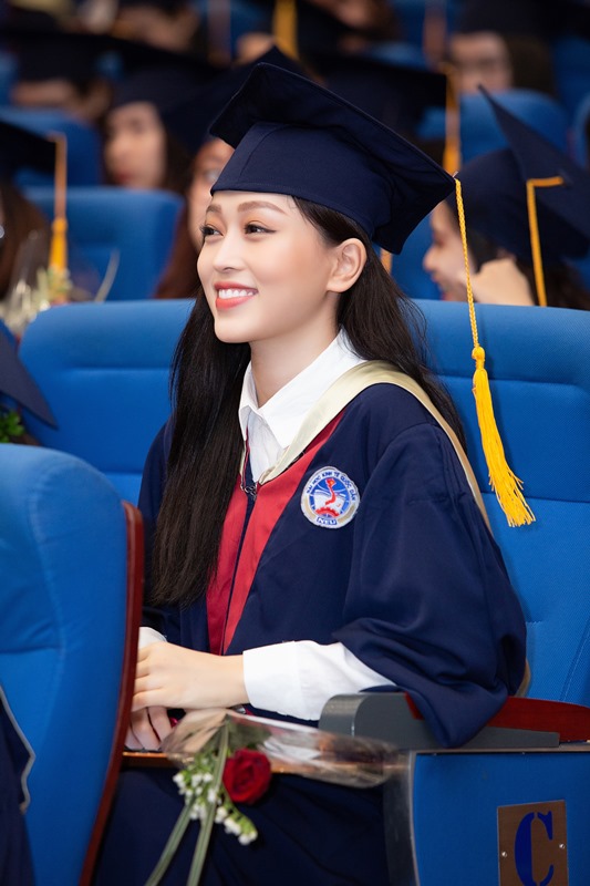 Á HẬU PHUONG NGA TỐT NGHIỆP 6 Bình An đến chúc mừng nàng Á hậu Phương Nga tốt nghiệp đại học