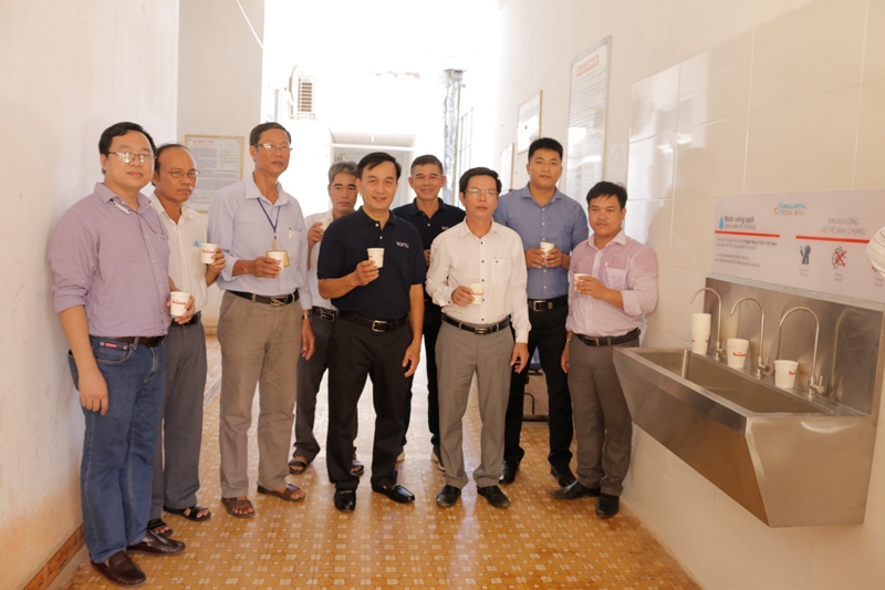 Ông Phan Thanh Tân ông Nguyễn Anh Tuấn ông Lê Văn Ninh và các cán bộ trải nghiệm nước từ hệ thống lọc HSBC Việt Nam và VinaCapital Foundation trao tặng hệ thống lọc nước tại đảo Lý Sơn