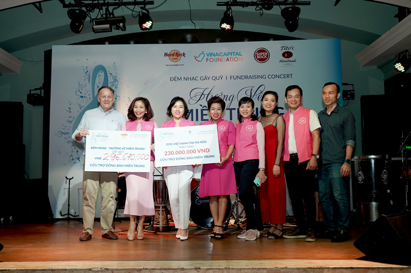 Ông Rad Kivette Tổng Giám đốc VinaCapital Foundation và đại diện OTG Việt Nam chụp hình cùng bảng tượng trưng cho số tiền gây quỹ được trong chiến dịch VinaCapital Foundation gây quỹ hơn 530 triệu VND qua chiến dịch Hướng về miền Trung