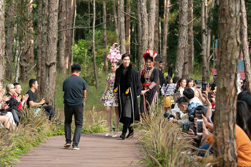 Bao Ha Catwalk8 Bảo Hà làm vedette cùng Hoàng Thuỳ giữa núi rừng Tây Nguyên
