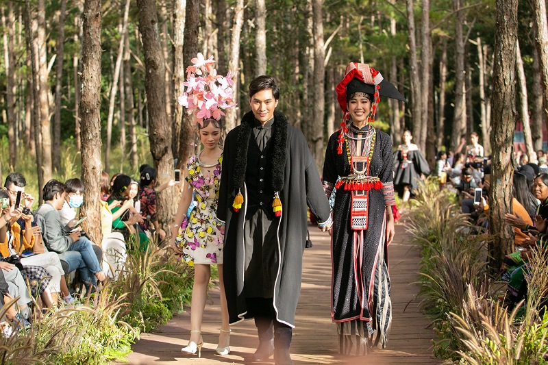 Bao Ha Catwalk9 Bảo Hà làm vedette cùng Hoàng Thuỳ giữa núi rừng Tây Nguyên