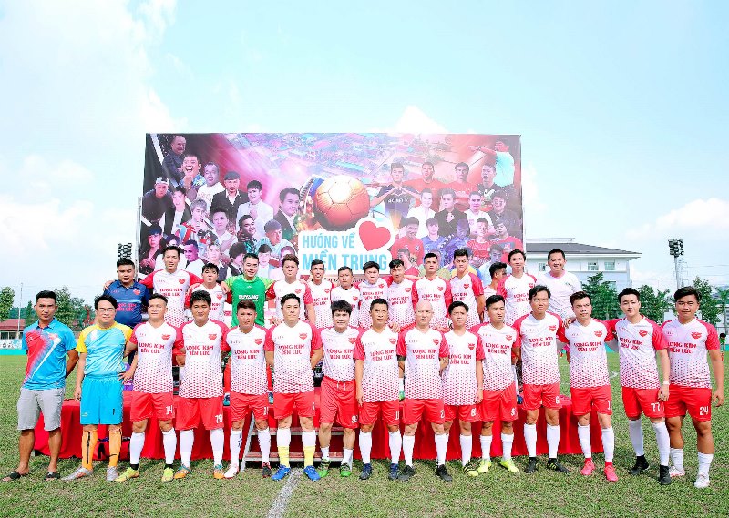 Các nghệ sĩ và cầu thủ hai đội bóng 1 Ca sĩ Lâm Vũ, công ty Suyang bắt tay Tiến Linh, Anh Đức đá bóng ủng hộ miền Trung
