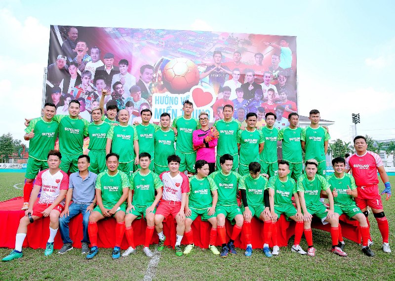 Các nghệ sĩ và cầu thủ hai đội bóng 2 Ca sĩ Lâm Vũ, công ty Suyang bắt tay Tiến Linh, Anh Đức đá bóng ủng hộ miền Trung