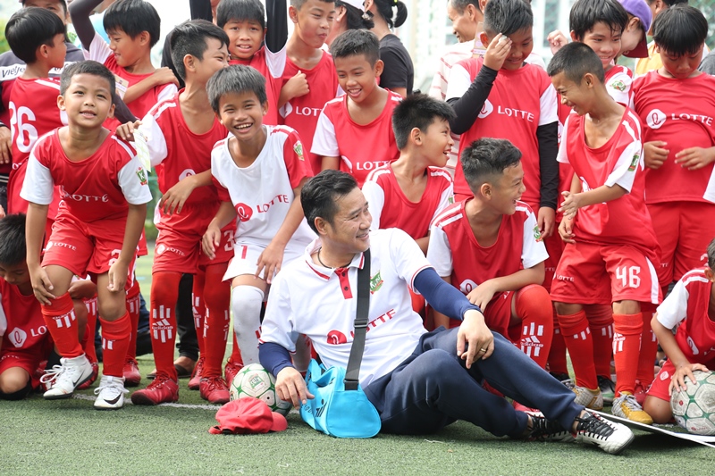 HLV Nguyễn Hồng Sơn 1 HLV Nguyễn Hồng Sơn xúc động khi chia tay các học trò Lotte Kids FC 2020
