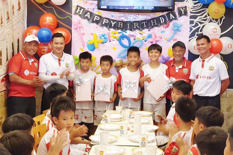  HLV Nguyễn Hồng Sơn xúc động khi chia tay các học trò Lotte Kids FC 2020