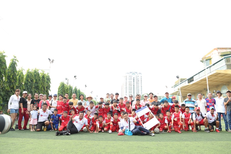 HLV Nguyễn Hồng Sơn 2 HLV Nguyễn Hồng Sơn xúc động khi chia tay các học trò Lotte Kids FC 2020