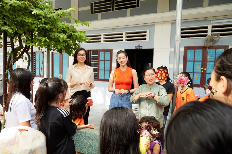 Hoa hau Khanh Van Le Hang trao tien thuong Tuong Lua cho OBV11 Hoa hậu Khánh Vân trở lại thăm ngôi nhà OBV, sửa chữa cơ sở hạ tầng cho các bé gái 