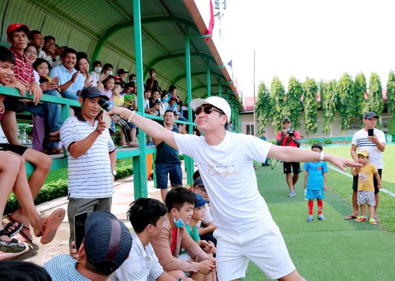 Lương Gia Huy 1 Ca sĩ Lâm Vũ, công ty Suyang bắt tay Tiến Linh, Anh Đức đá bóng ủng hộ miền Trung