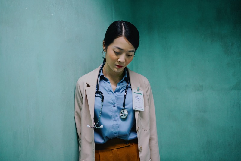 Người Cần Quên Phải Nhớ Karen Nguyễn 4 Tiểu tam quốc dân Karen Nguyễn hoàn lương, làm bác sĩ xinh đẹp trong Người Cần Quên Phải Nhớ