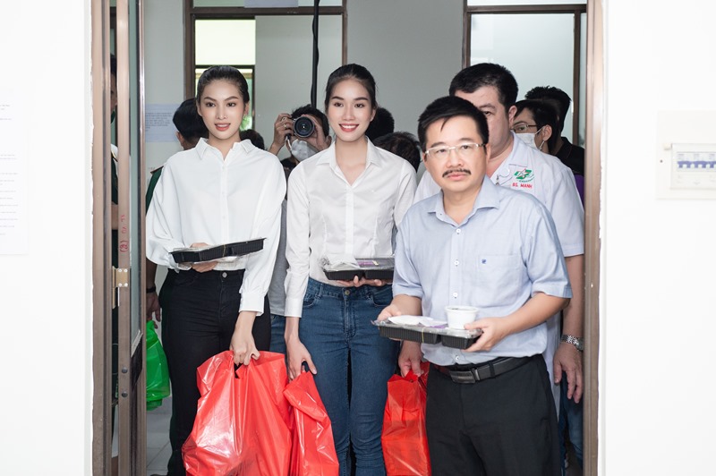 TOP 3 VÀ NGƯỜI ĐẸP NHÂN ÁI ĐI TỪ THIỆN 12 Top 3 Hoa hậu Việt Nam 2020 thực hiện chuyến đi từ thiện đầu tiên sau đăng quang