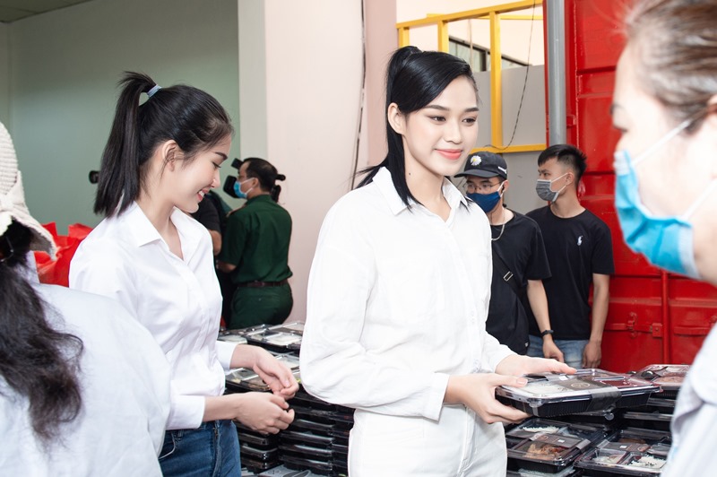 TOP 3 VÀ NGƯỜI ĐẸP NHÂN ÁI ĐI TỪ THIỆN 3 Top 3 Hoa hậu Việt Nam 2020 thực hiện chuyến đi từ thiện đầu tiên sau đăng quang