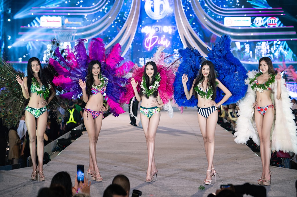 TOP 5 NGUOI DEP BIEN Hoa hậu Việt Nam 2020: Tiểu Vy, Phương Nga, Thúy An bùng nổ sân khấu với màn trình diễn bikini
