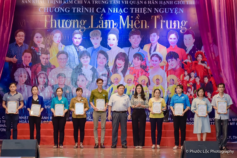 Trịnh Kim Chi 5 Đêm nhạc thiện nguyện ‘Thương lắm Miền Trung’ quyên gần 800 triệu giúp người dân vùng lũ lụt