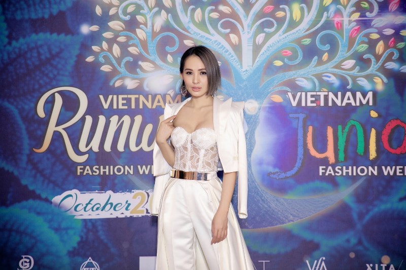 kim sỹ 6 Thần thái cuốn hút, Hoa hậu Kim Sỹ tự tin mở màn show diễn thời trang