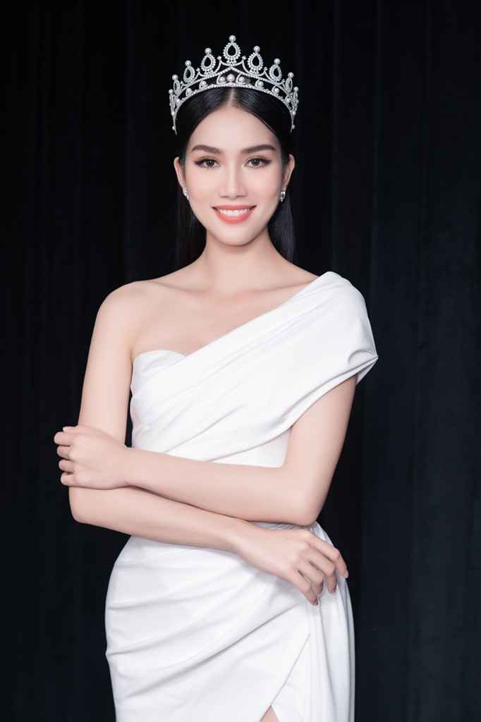 Á HẬU PHƯƠNG ANH 3 Giám đốc truyền thông Miss International khen ngợi vẻ đẹp của Á hậu Phương Anh