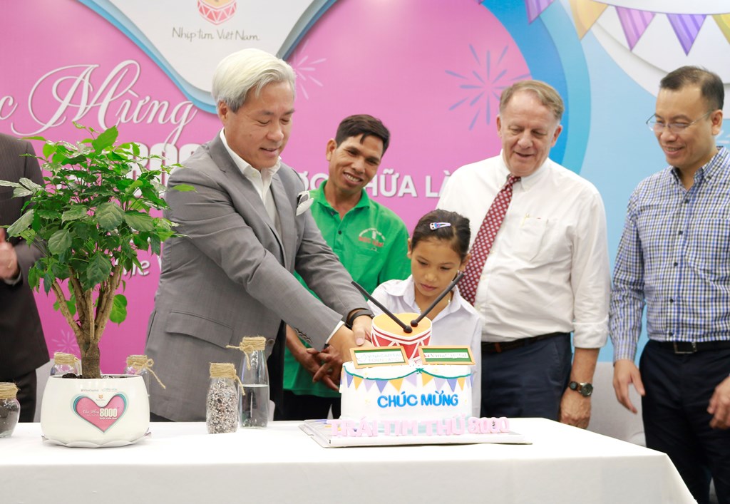 Ông Don Lam cùng bé HNhun Nie cắt bánh kỉ niệm cột mốc VinaCapital Foundation đã phẫu thuật miễn phí cho 8.000 em nhỏ mắc bệnh tim bẩm sinh