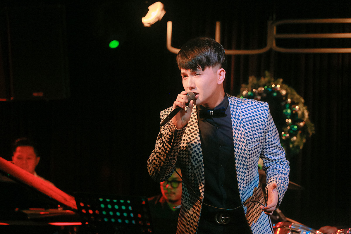 1 Khắc Minh mở màn mini show2 Quang Hà bùng nổ sân khấu cùng Khắc Minh với loạt bản hit trong mini show