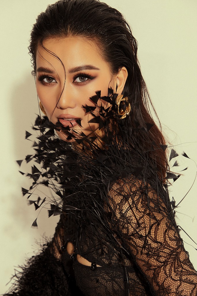 3. Bộ 3  Trang Phục của NTK Long NG3 Ngắm nhan sắc nóng bỏng của Bích Trâm   Đại diện Việt Nam tham dự Miss Global 2020