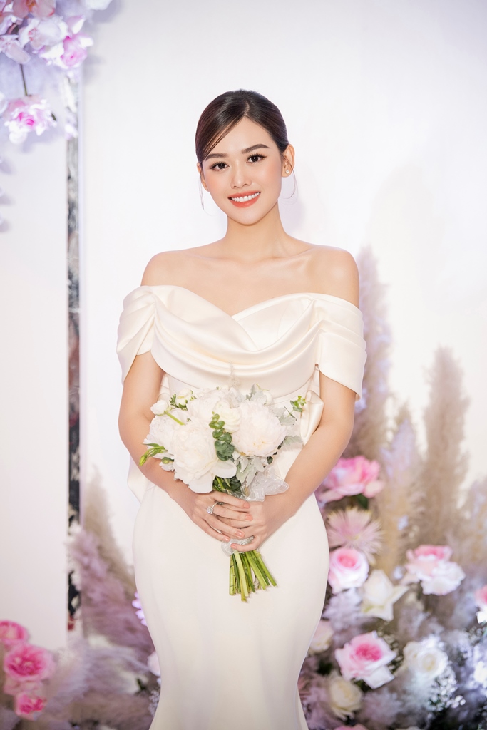 A HAU TUONG SAN 2 Á hậu Tường San hạnh phúc lên xe hoa tuổi 20, dàn hoa hậu đình đám đến mừng
