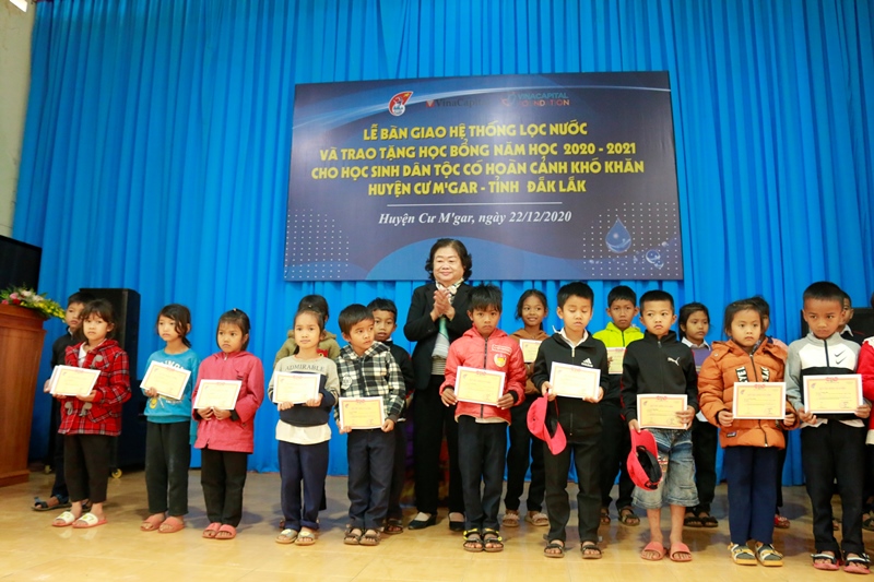 Bà Trương Mỹ Hoa cùng các em học sinh dân tộc thiểu số được nhận học bổng VinaCapital Foundation và Quỹ Học bổng Vừ A Dính trao 225 suất học bổng cho trẻ em huyện Cư M’gar, Đắk Lắk