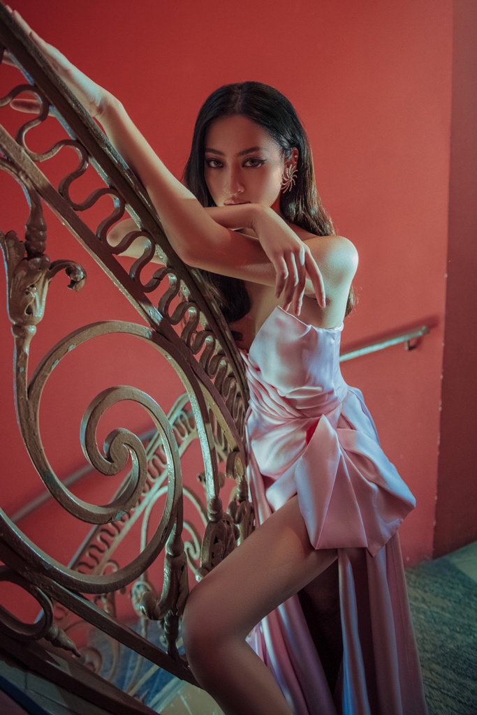 HOA HẬU LƯƠNG THÙY LINH 2 Hoa hậu Lương Thùy Linh khoe vòng 1 cùng đôi chân cực phẩm trong bộ ảnh mới