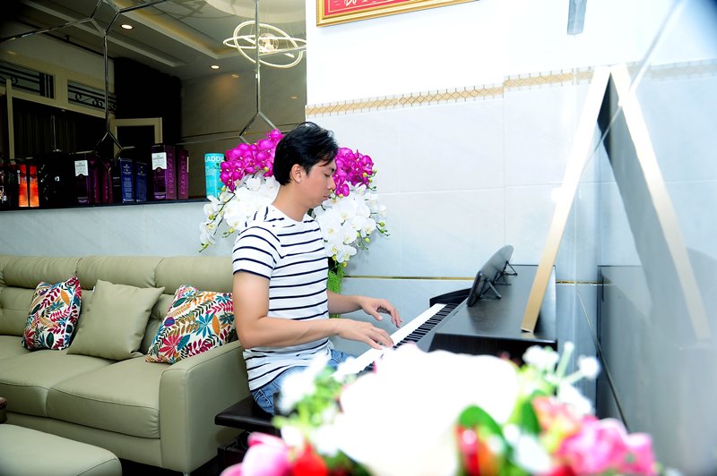 HVT bên chiếc đàn piano để sáng tác ca khúc mới 1 Không gian sống đơn giản nhưng đầy tinh tế của ca sĩ Hồ Việt Trung