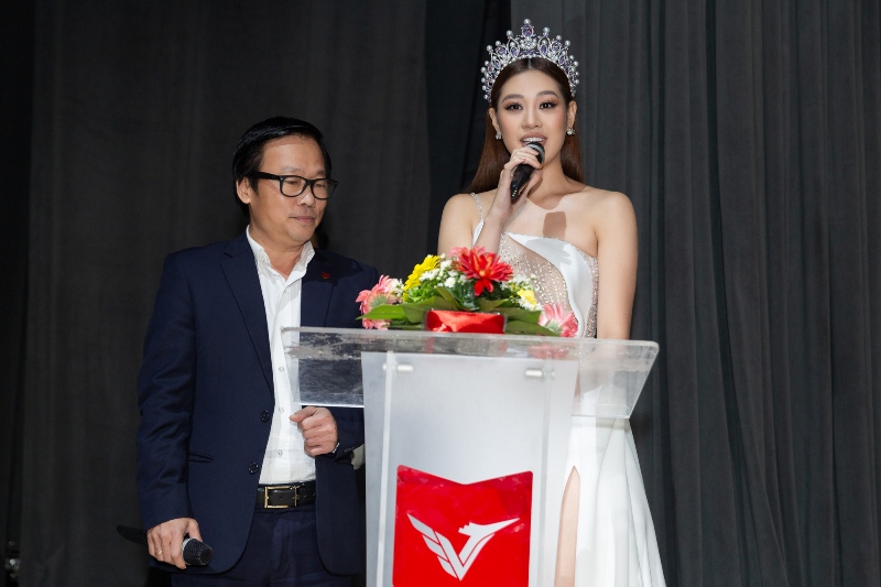 Hoa hau Khanh Van cham thi Miss va Mister Van Lang 202038 Hoa hậu Khánh Vân trao vương miện cho Hoa khôi Đại học Văn Lang 2020