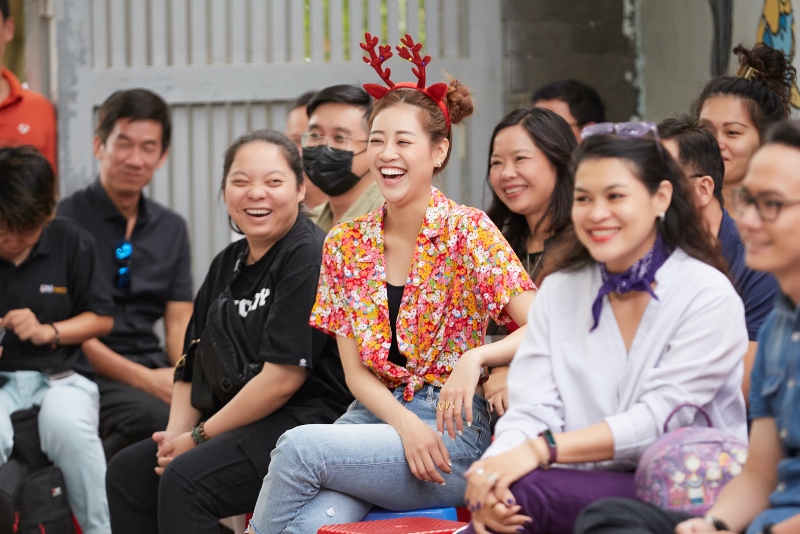 Hoa hau Khanh Van Giang Sinh OBV30 Hoa hậu Khánh Vân đón Giáng Sinh cùng các em ngôi nhà OBV