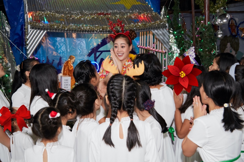 Hoa hau Khanh Van Giang Sinh OBV47 Hoa hậu Khánh Vân đón Giáng Sinh cùng các em ngôi nhà OBV