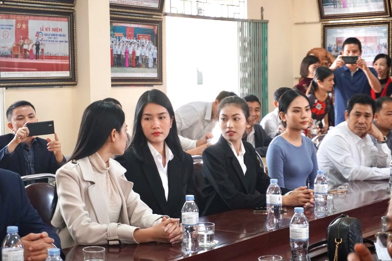Hoa hậu Đỗ Hà 3 Hoa hậu Đỗ Hà tiếp tục được chào đón nồng nhiệt tại Thanh Hóa khi tham gia từ thiện
