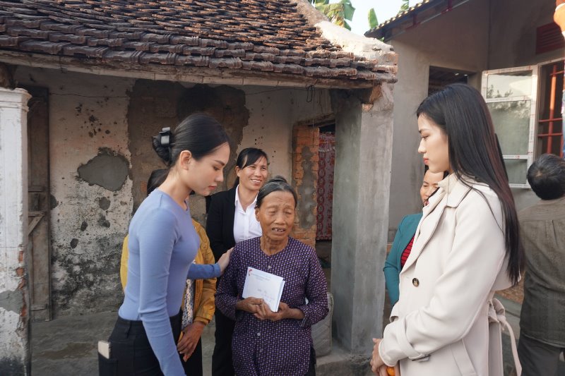 Hoa hậu Đỗ Hà 4 Hoa hậu Đỗ Hà tiếp tục được chào đón nồng nhiệt tại Thanh Hóa khi tham gia từ thiện