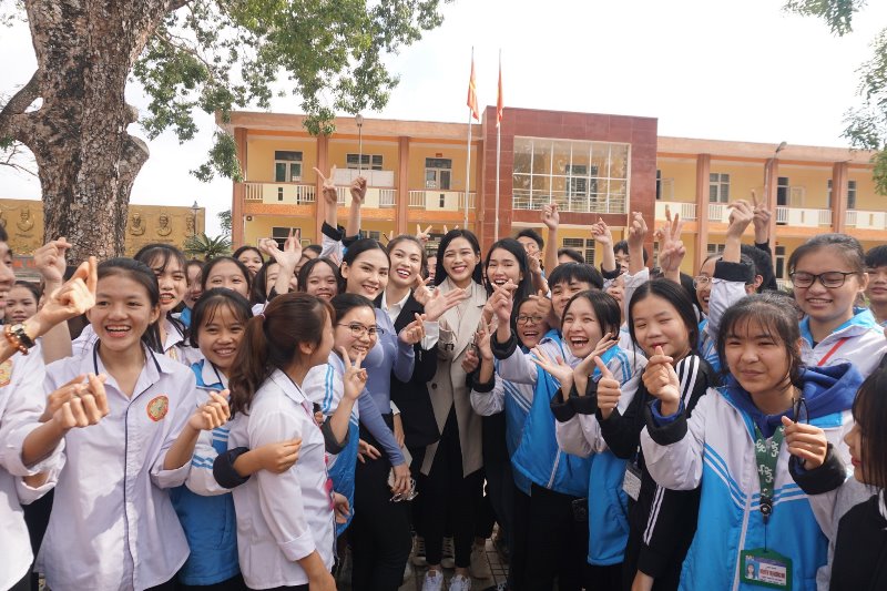 Hoa hậu Đỗ Hà 5 Hoa hậu Đỗ Hà tiếp tục được chào đón nồng nhiệt tại Thanh Hóa khi tham gia từ thiện