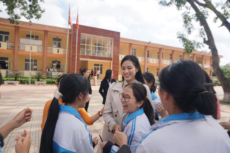 Hoa hậu Đỗ Hà 6 Hoa hậu Đỗ Hà tiếp tục được chào đón nồng nhiệt tại Thanh Hóa khi tham gia từ thiện