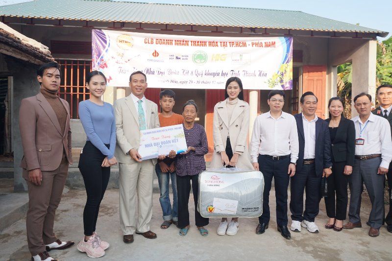Hoa hậu Đỗ Hà 8 Hoa hậu Đỗ Hà tiếp tục được chào đón nồng nhiệt tại Thanh Hóa khi tham gia từ thiện
