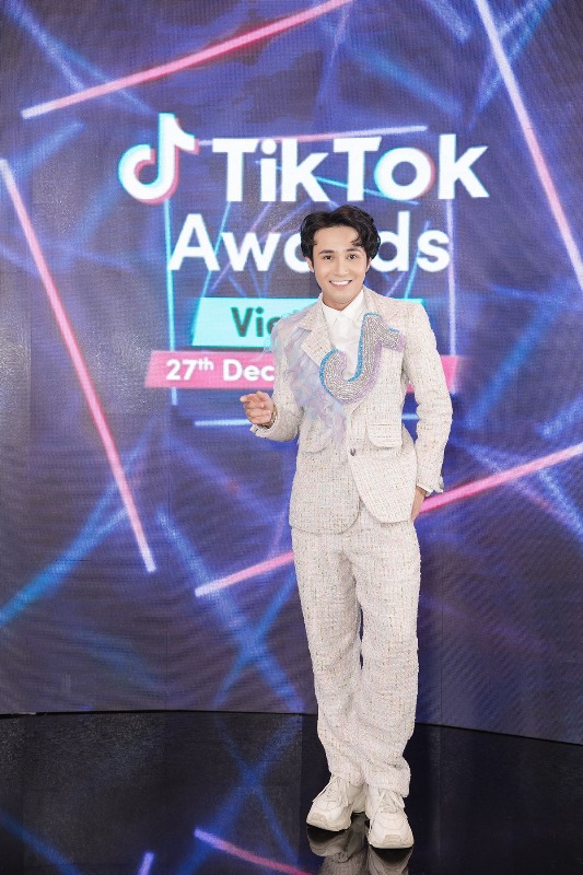 Huynh Lap12 Huỳnh Lập nổi bật với trang phục độc – lạ trên thảm đỏ TikTok Awards 2020