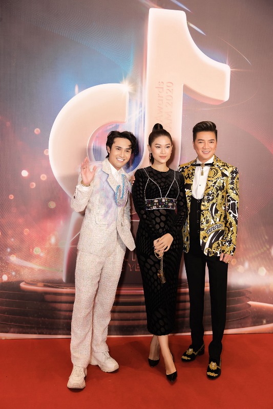 Huynh Lap6 Huỳnh Lập nổi bật với trang phục độc – lạ trên thảm đỏ TikTok Awards 2020
