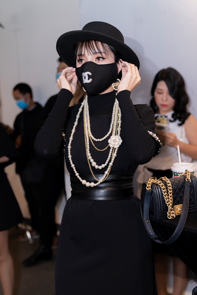 Ngọc Kara 1 Diện phụ kiện Chanel, Ngọc Kara đẹp cuốn hút khi tham dự show diễn thời trang