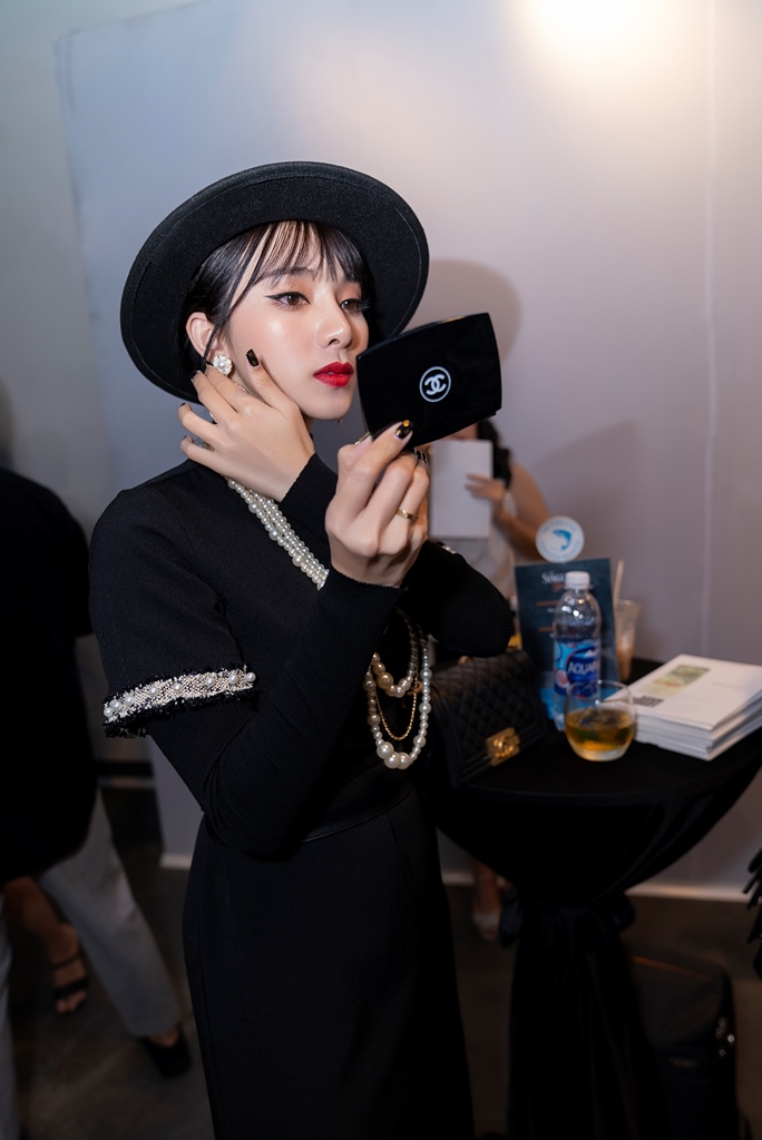 Ngọc Kara 2 Diện phụ kiện Chanel, Ngọc Kara đẹp cuốn hút khi tham dự show diễn thời trang