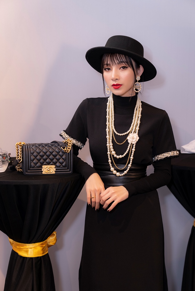 Ngọc Kara 7 Diện phụ kiện Chanel, Ngọc Kara đẹp cuốn hút khi tham dự show diễn thời trang