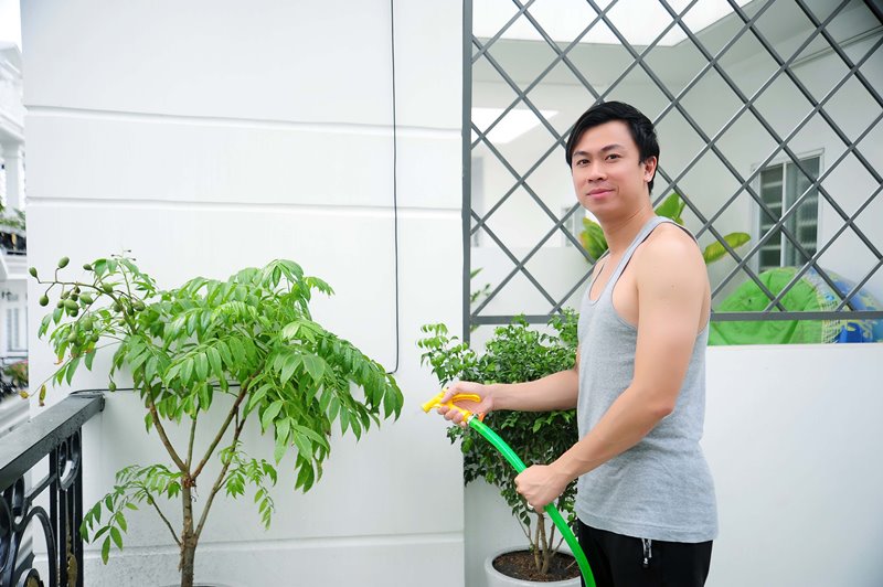 Sân thượng trồng cây ăn trái 3 Không gian sống đơn giản nhưng đầy tinh tế của ca sĩ Hồ Việt Trung