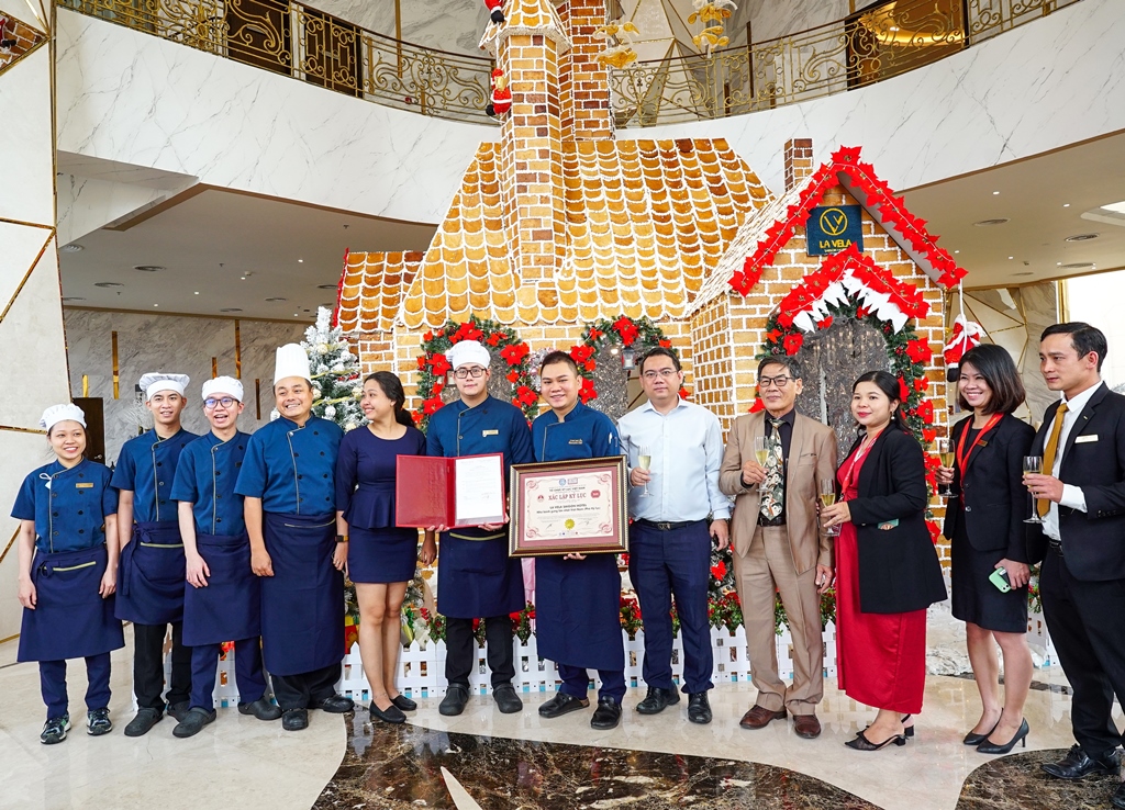 nha banh gung ky luc 2 Khách sạn La Vela Saigon phá kỷ lục với Nhà Bánh Gừng lớn nhất Việt Nam