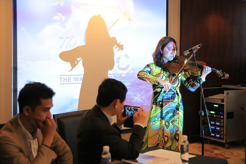 show Broadway Thế Giới Nước nghệ sĩ Viola Quốc tế Nguyệt Thu Pneuma 1 Nghệ sĩ Việt làm show Broadway Thế Giới Nước gây quỹ ủng hộ miền Trung