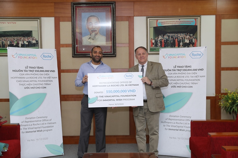 Ông Girish Mulye trao tặng bảng tài trợ tượng trưng cho ông Rad Kivette Roche Việt Nam và VinaCapital Foundation công bố chương trình hỗ trợ trẻ em ung thư và bệnh hiếm
